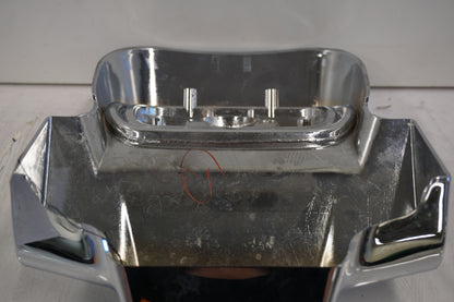 Snett nerifrån på Baklampplast från en Suzuki VL 800 -2003 motorcykel.