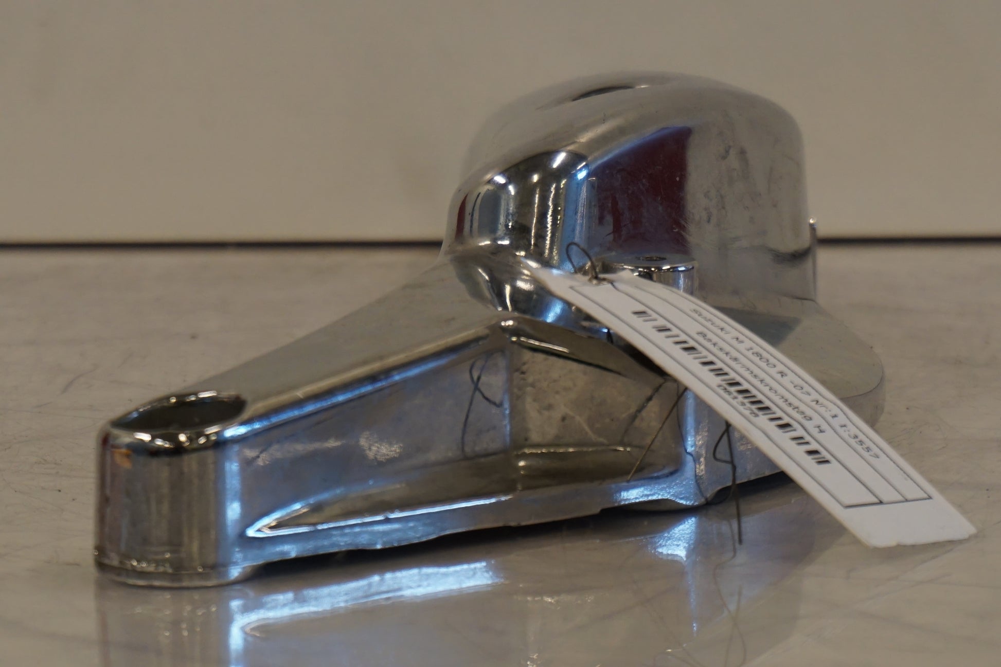 Höger sida på Bakskärmstag från en Suzuki M 1800 -2007 motorcykel.