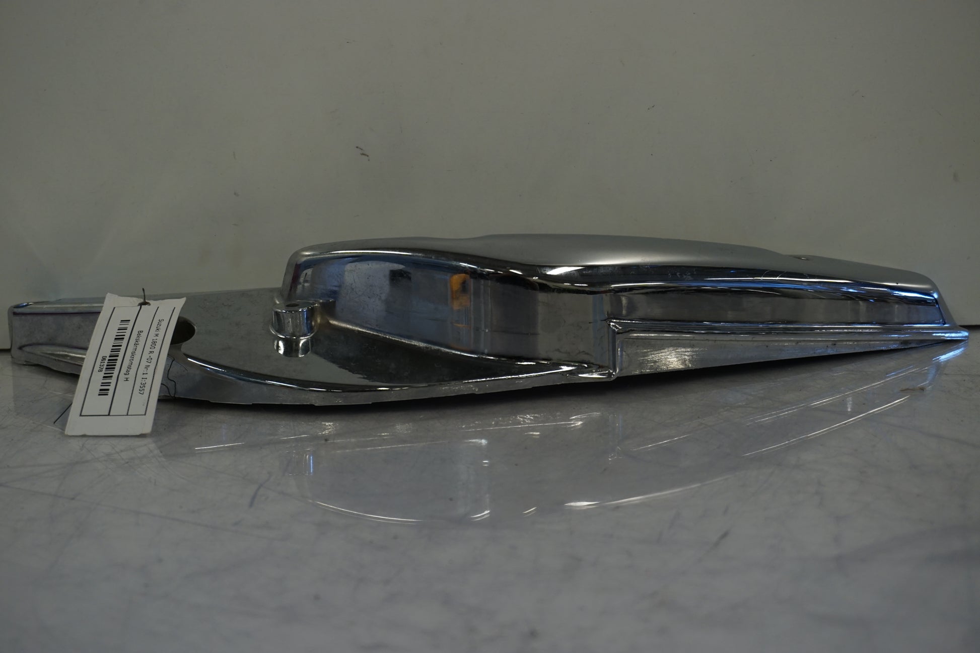 Vänster sida på Bakskärmstag från en Suzuki M 1800 -2007 motorcykel.