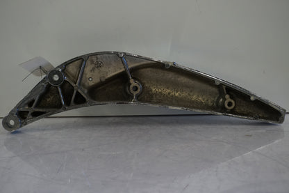 Snett nerifrån på Bakskärmstag från en Suzuki M 1800 -2007 motorcykel.