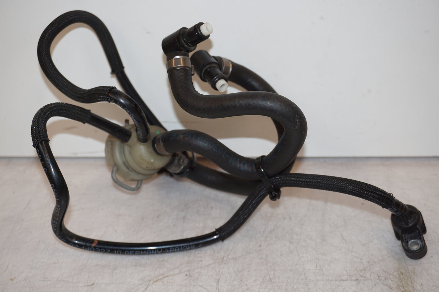 Framsidan på Bensinledning från en BMW R 1200 R -2007 motorcykel.