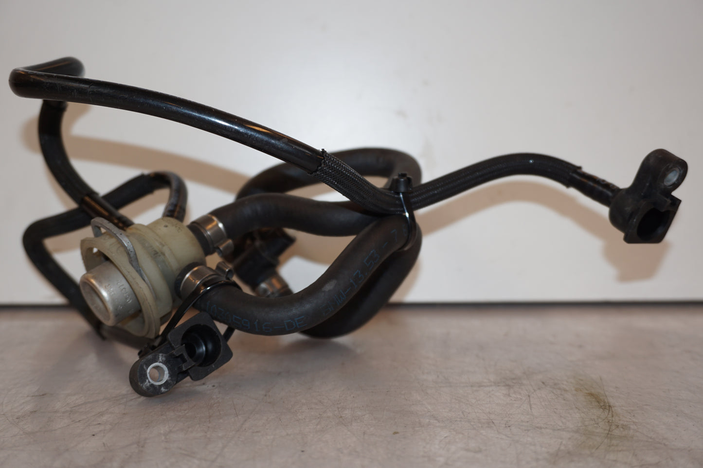 Baksidan på Bensinledning från en BMW R 1200 R -2007 motorcykel.