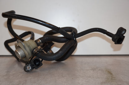 Baksidan på Bensinledning från en BMW R 1200 R -2007 motorcykel.