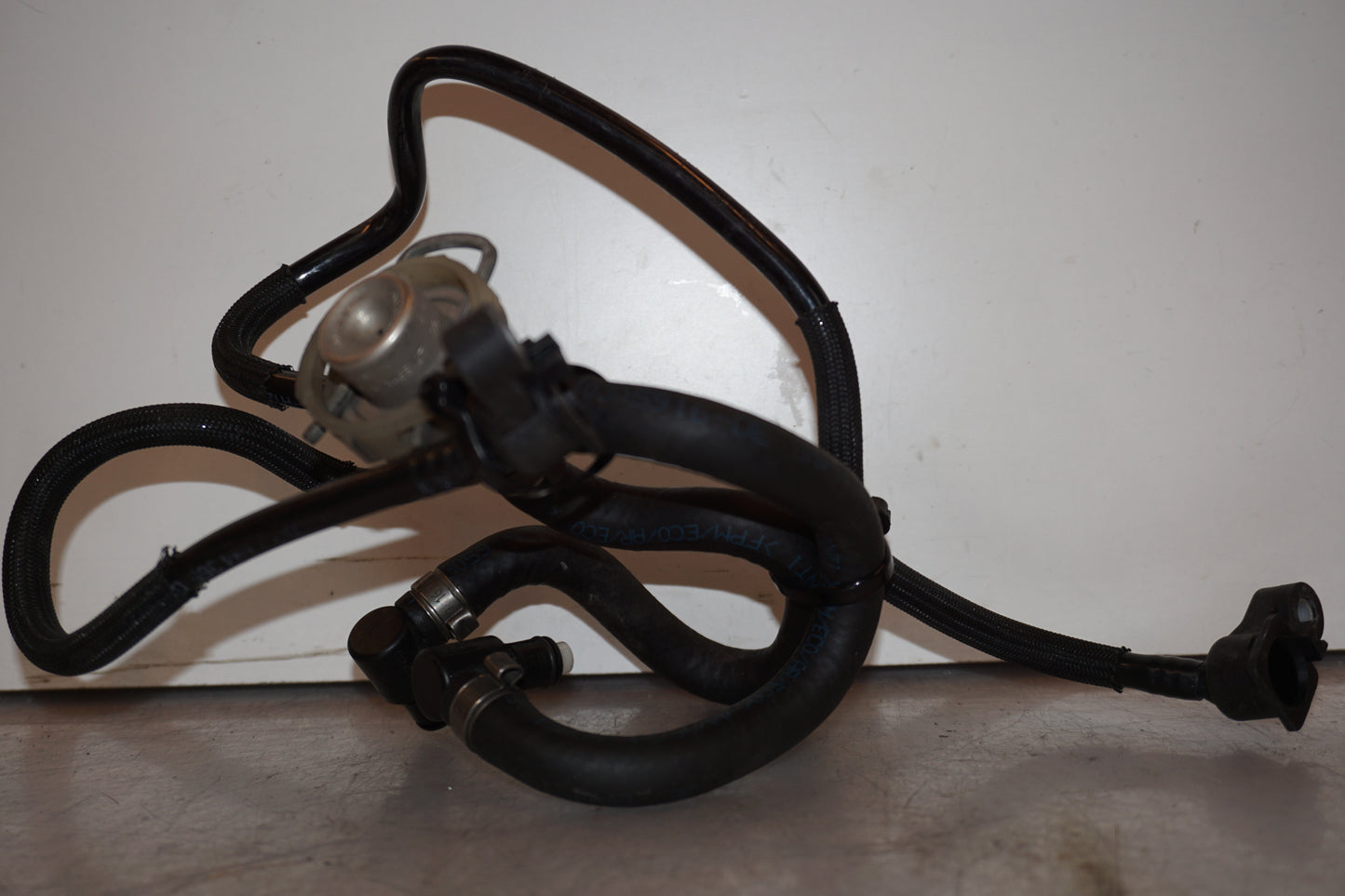 Höger sida på Bensinledning från en BMW R 1200 R -2007 motorcykel.