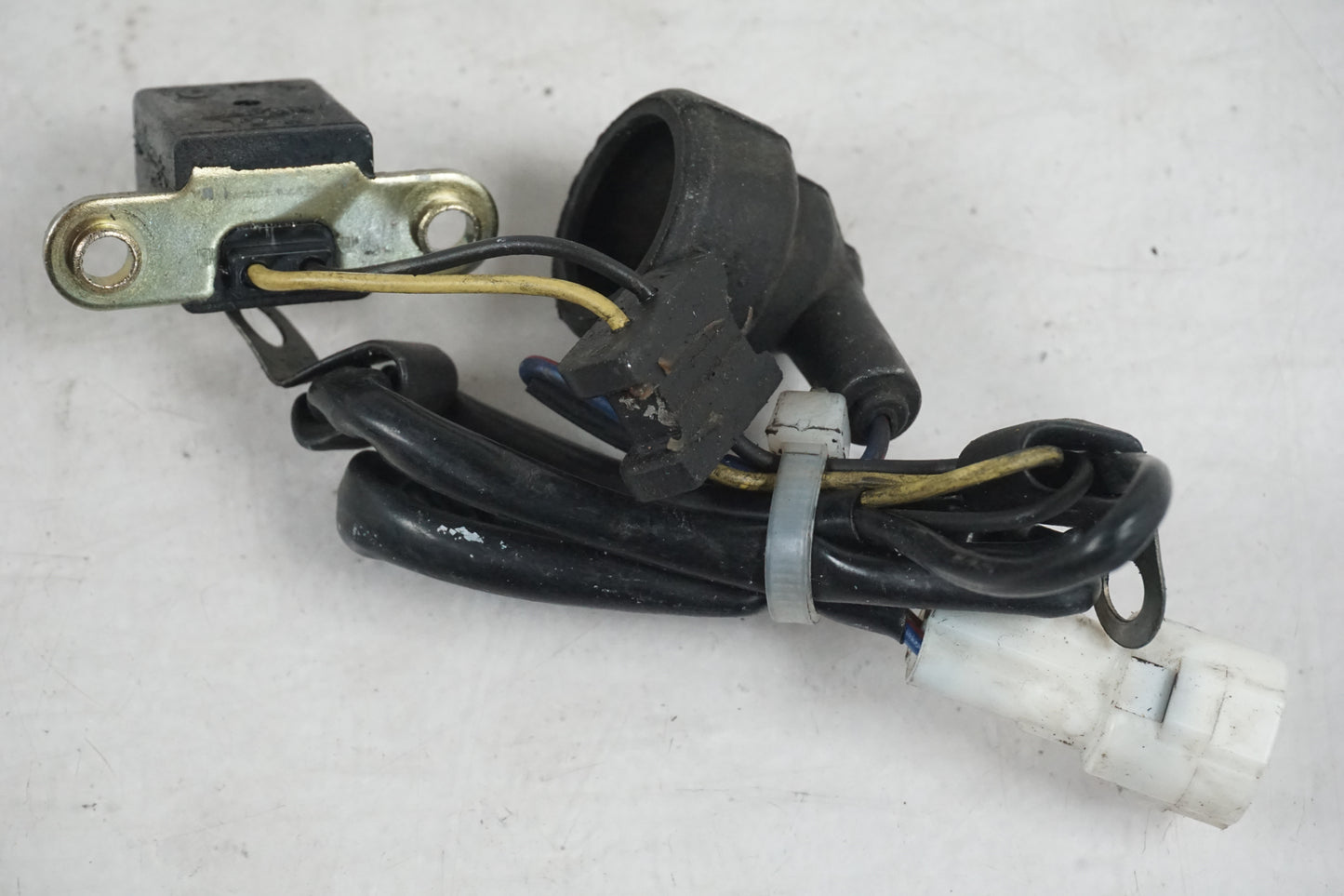 Baksidan på Tändpickup från en Kawasaki ZX-9R -2003 motorcykel.