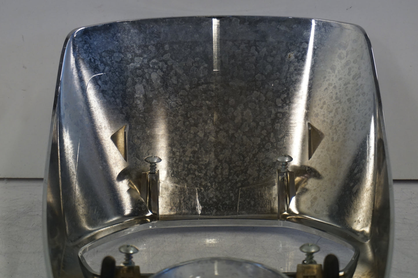 Snett nerifrån på Instrumentkonsoll från en Suzuki M 1800 -2007 motorcykel.