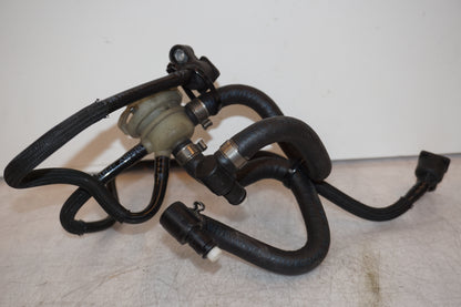 Vänster sida på Bensinledning från en BMW R 1200 R -2007 motorcykel.