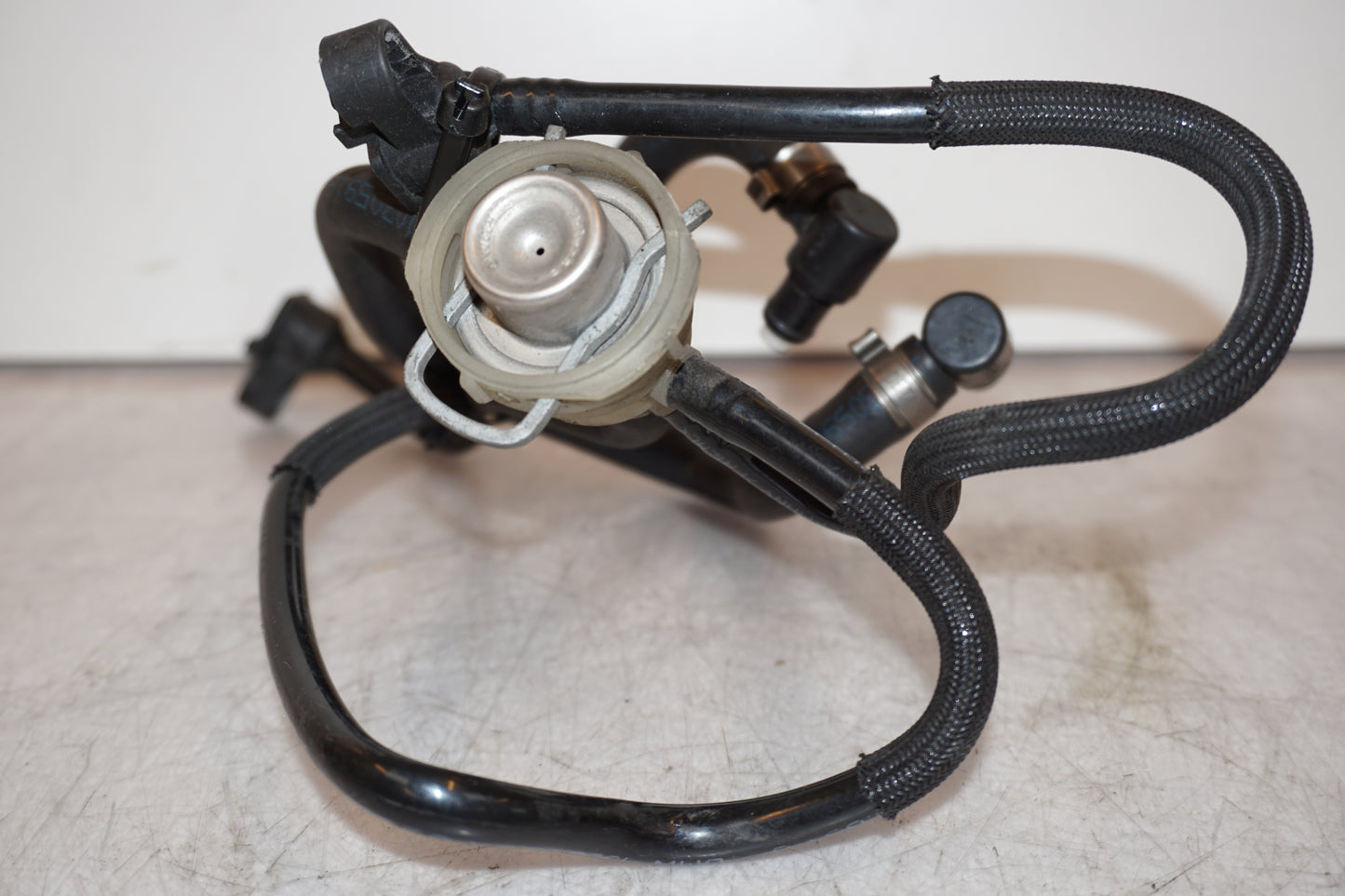 Snett uppifrån på Bensinledning från en BMW R 1200 R -2007 motorcykel.