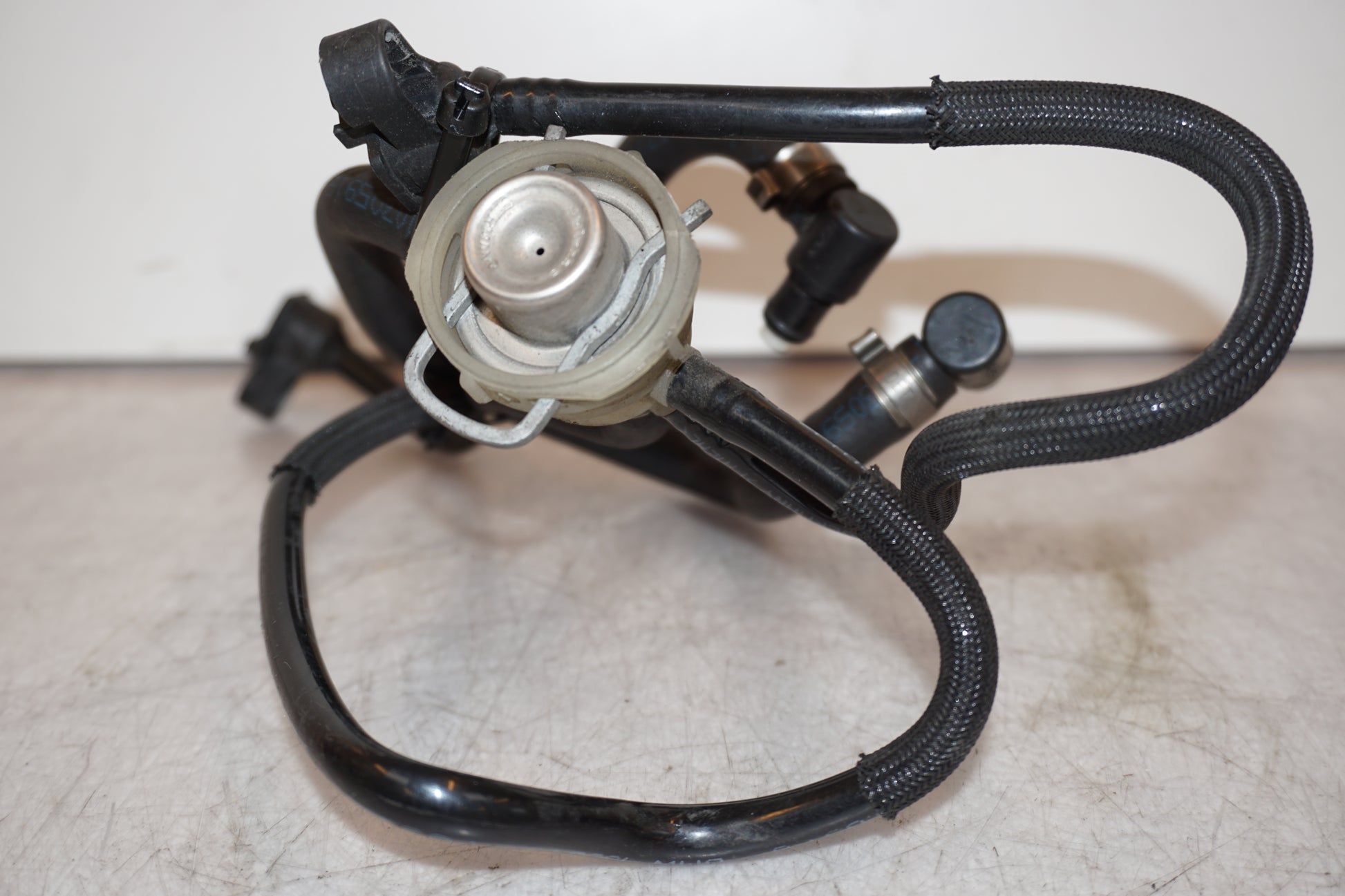 Snett uppifrån på Bensinledning från en BMW R 1200 R -2007 motorcykel.