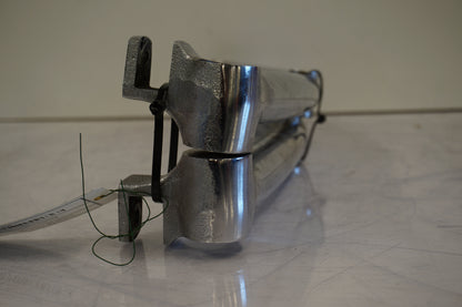 Höger sida på Bakskärmstag från en Suzuki VS 1400 -1998 motorcykel.