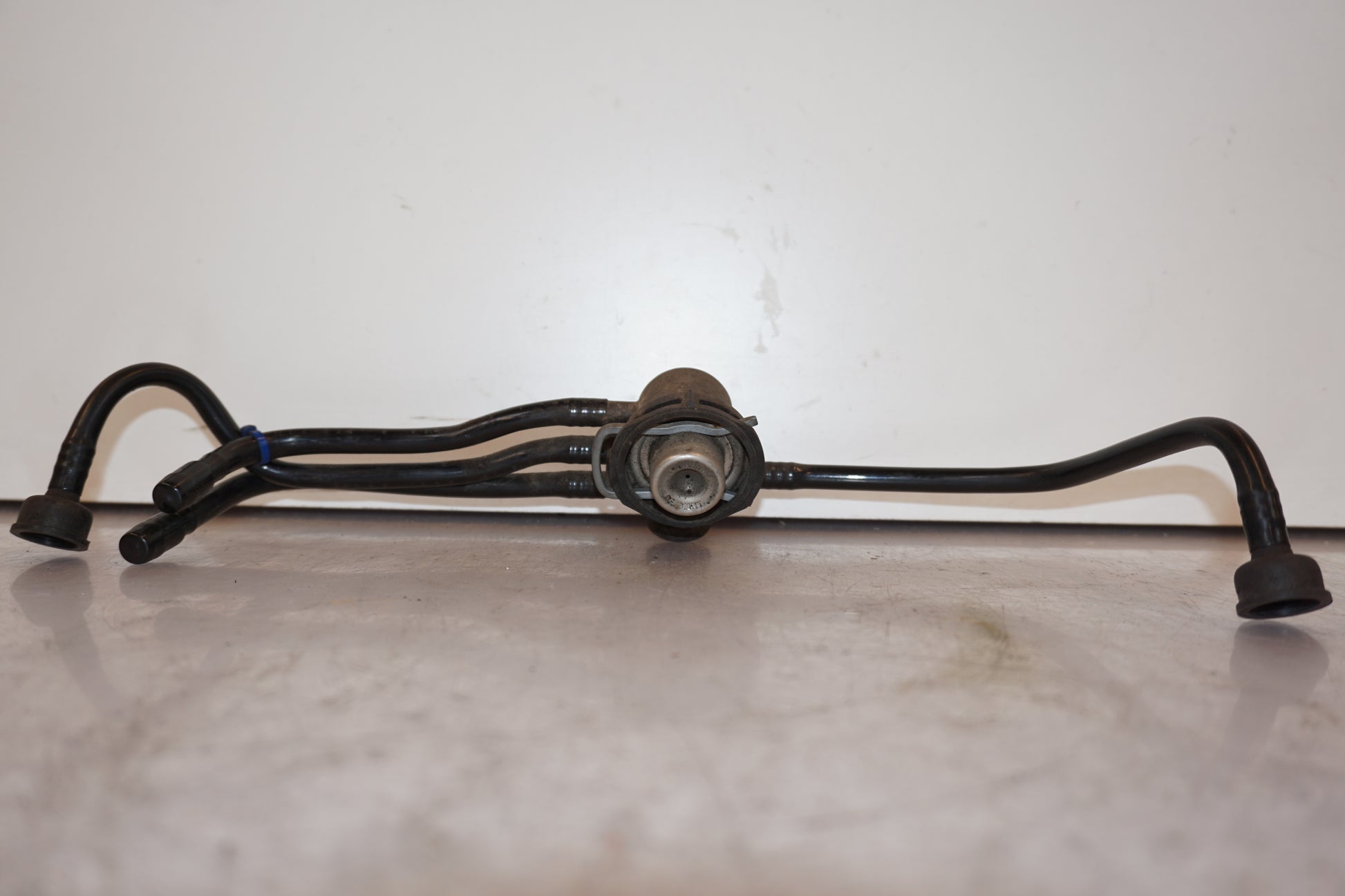 Baksidan på Bensinledning från en BMW R 1100 GS -1998 motorcykel.