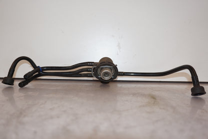 Baksidan på Bensinledning från en BMW R 1100 GS -1998 motorcykel.