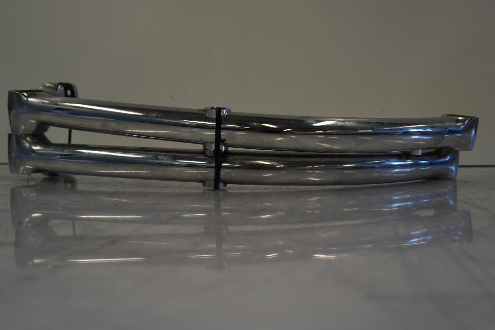 Vänster sida på Bakskärmstag från en Suzuki VS 1400 -1998 motorcykel.