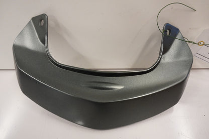 Framsidan på <p>Bakvinge center från Kawasaki ER-6N ABS 2011.</p>

<p>Mitten.</p> motorcykel.