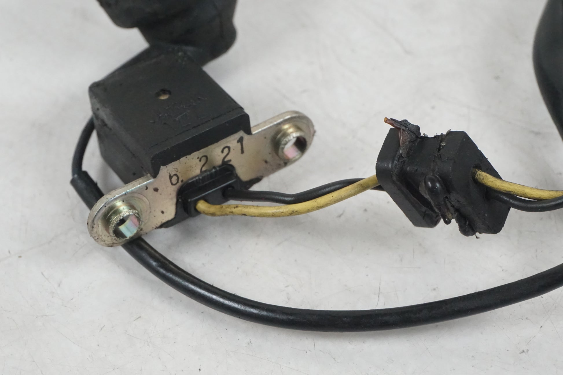 Baksidan på Tändpickup från en Kawasaki ZX-9R -1996 motorcykel.