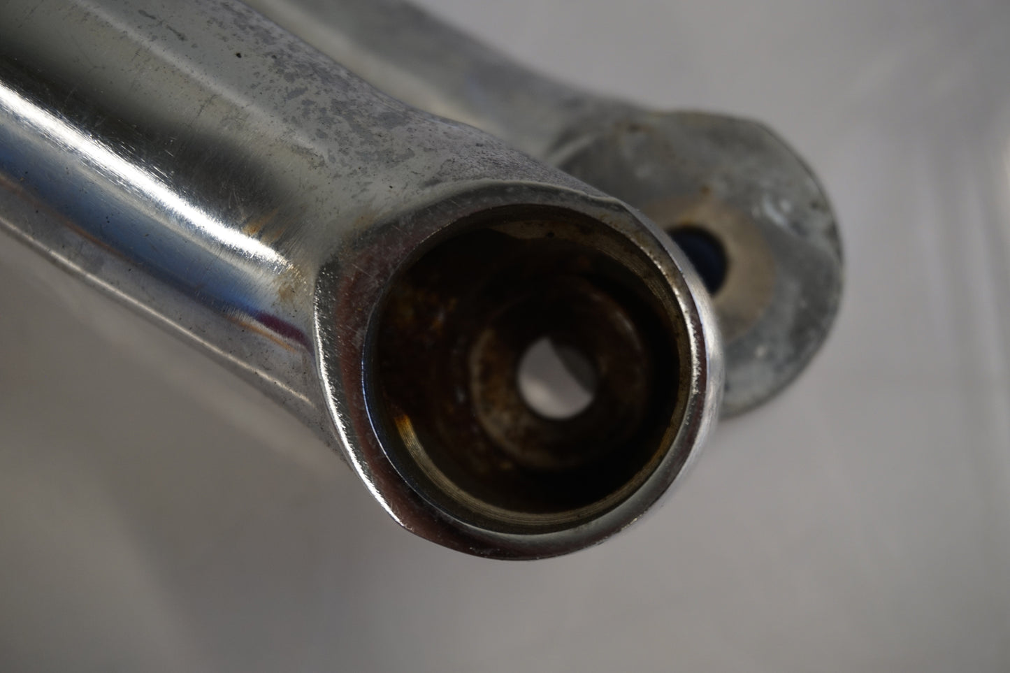 Snett nerifrån på Bakskärmstag från en Suzuki VS 1400 -1998 motorcykel.