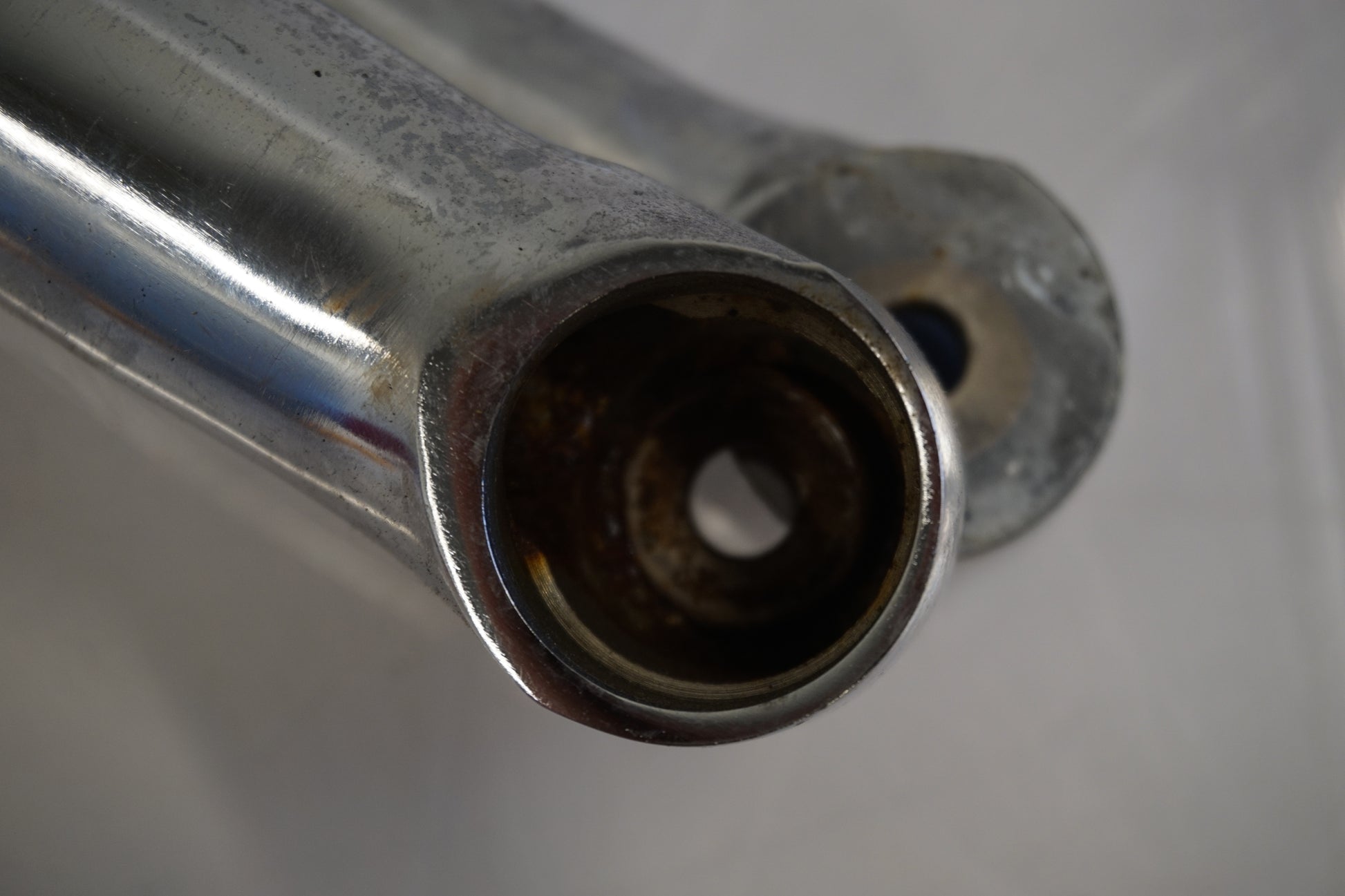 Snett nerifrån på Bakskärmstag från en Suzuki VS 1400 -1998 motorcykel.