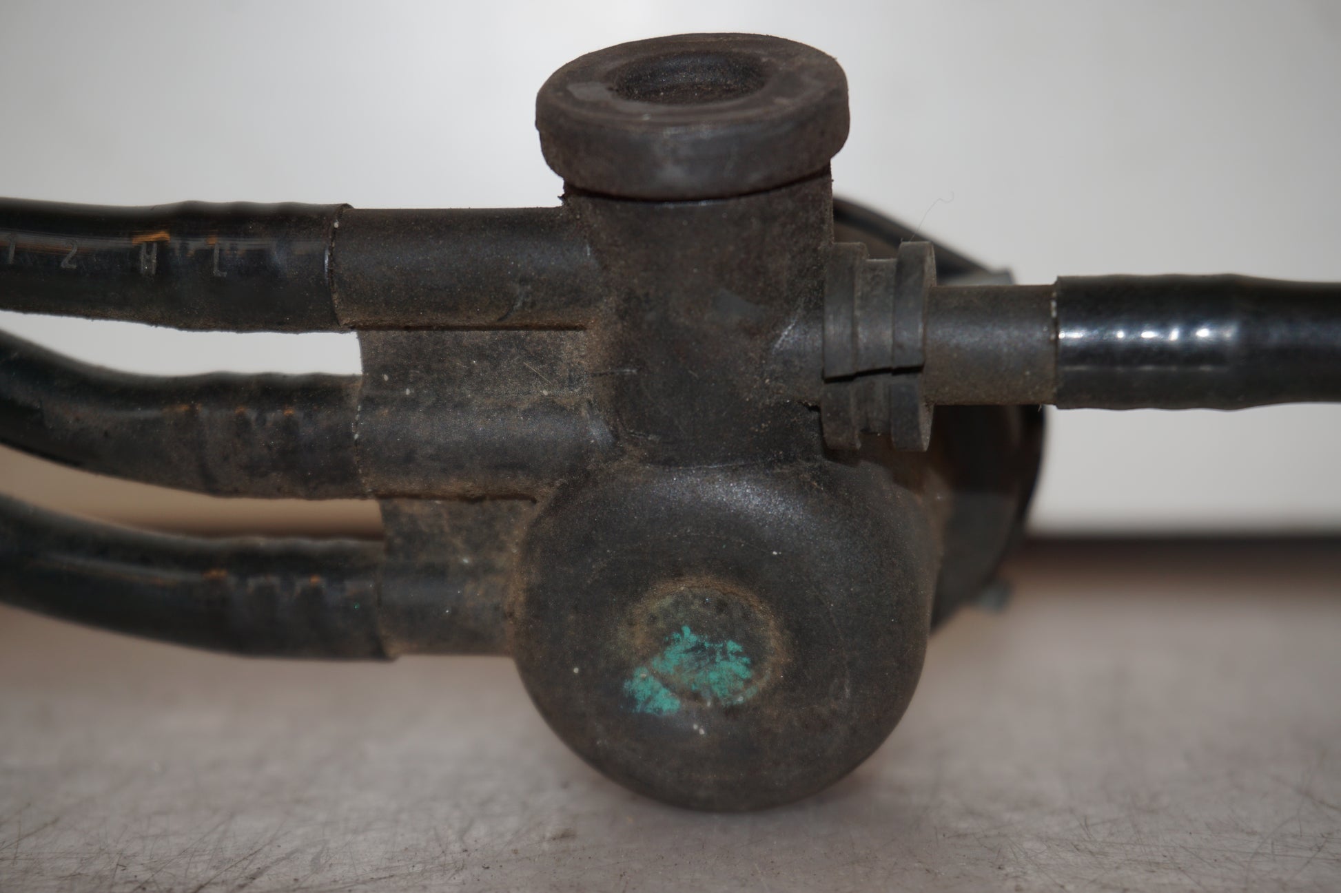 Snett uppifrån på Bensinledning från en BMW R 1100 GS -1998 motorcykel.