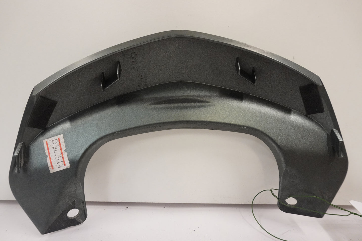 Baksidan på <p>Bakvinge center från Kawasaki ER-6N ABS 2011.</p>

<p>Mitten.</p> motorcykel.