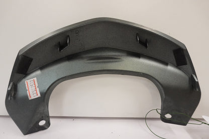 Baksidan på <p>Bakvinge center från Kawasaki ER-6N ABS 2011.</p>

<p>Mitten.</p> motorcykel.