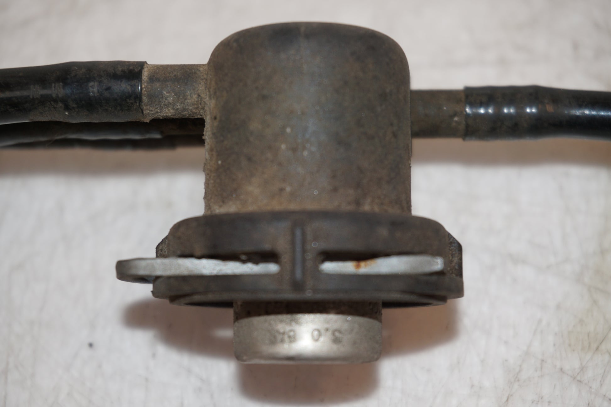 Snett nerifrån på Bensinledning från en BMW R 1100 GS -1998 motorcykel.