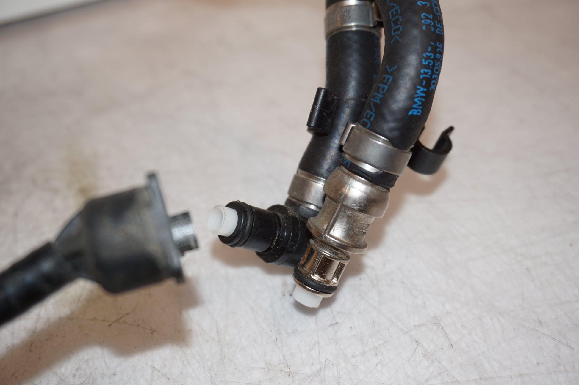 Vänster sida på Bensinledning från en BMW R 1200 RT -2011 motorcykel.