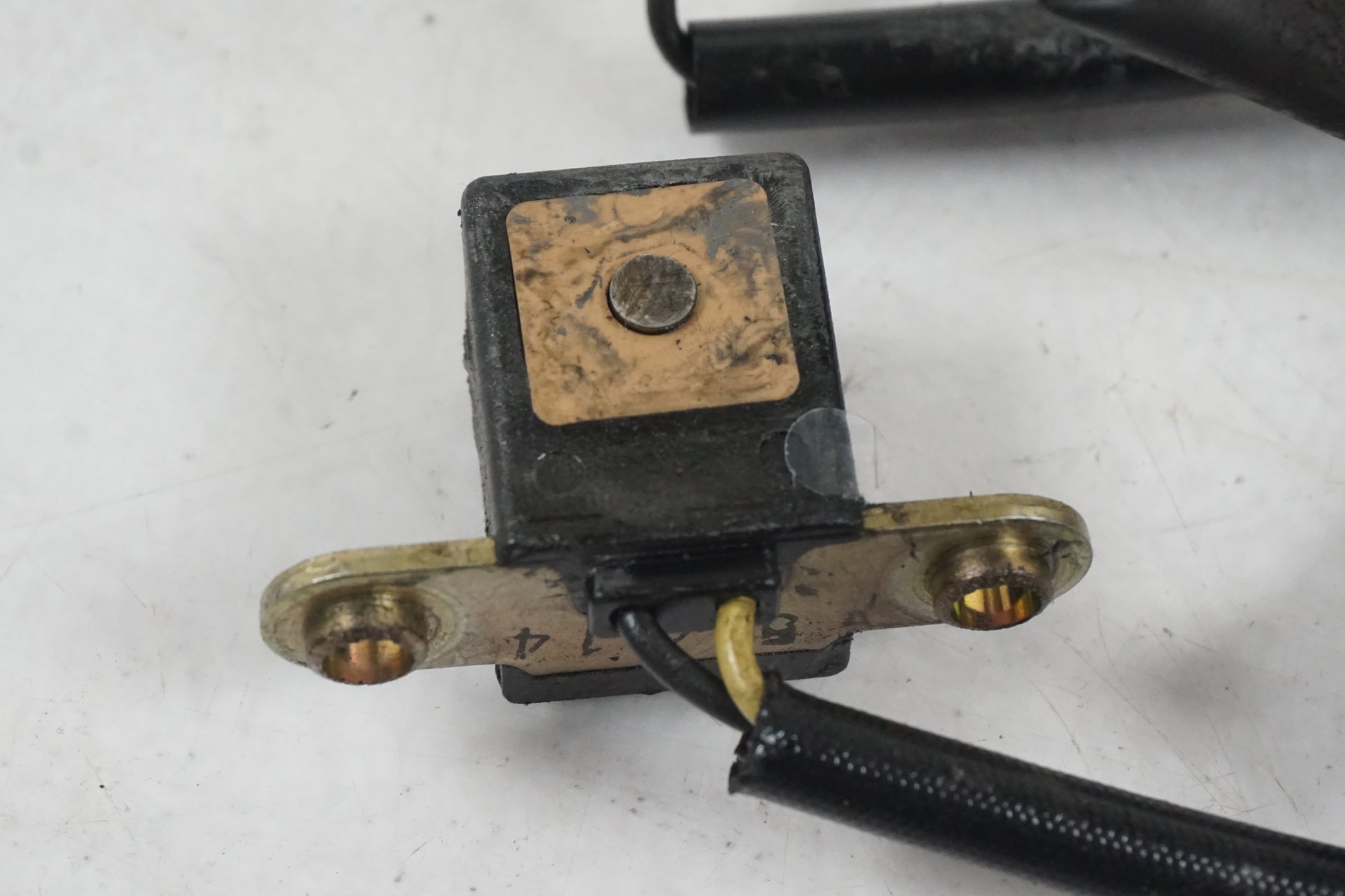 Vänster sida på Tändpickup från en Kawasaki VN 800 -1995 motorcykel.