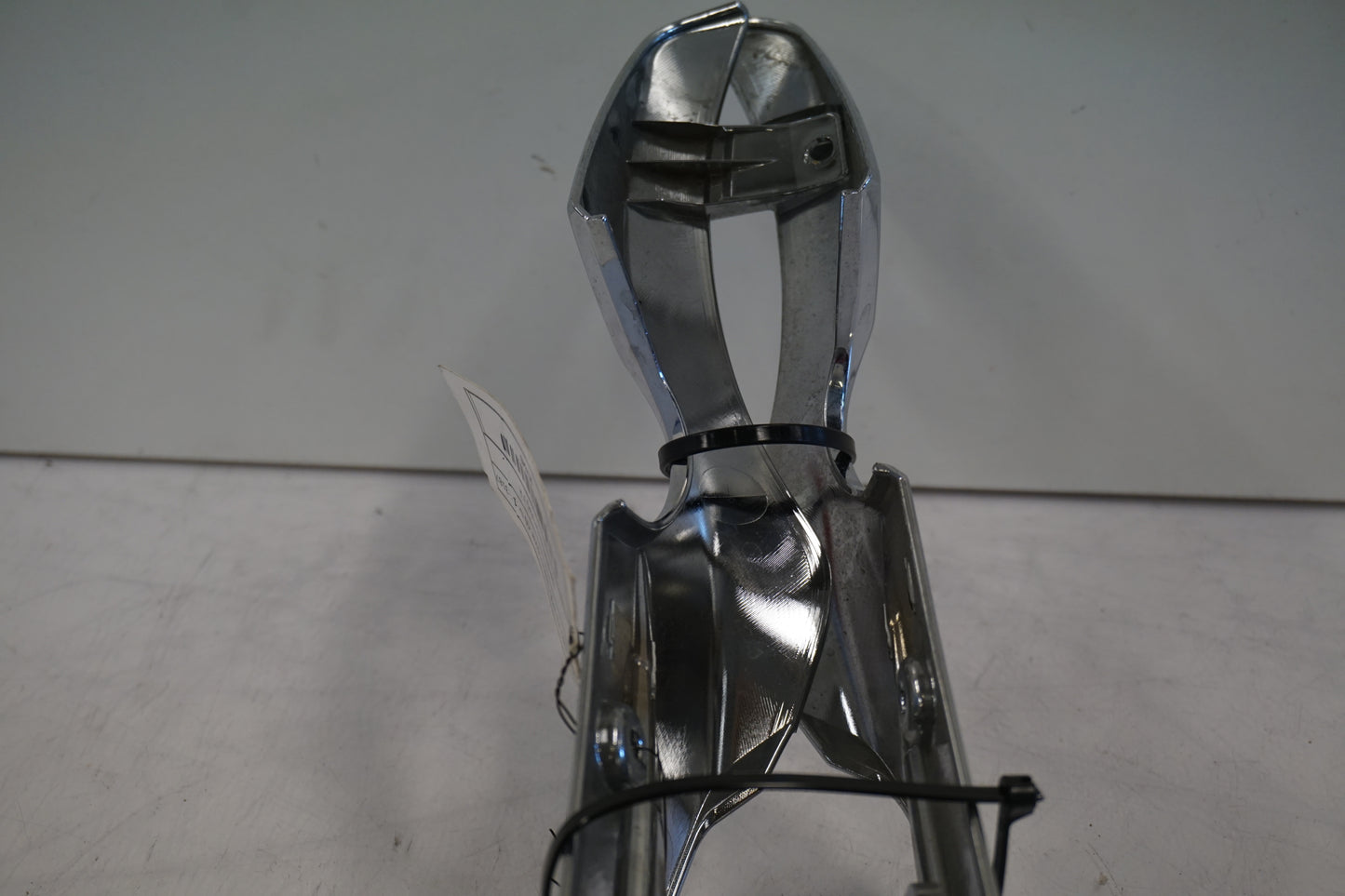 Snett nerifrån på Bakskärmstag från en Kawasaki VN 1700 Classic Tourer -2009 motorcykel.