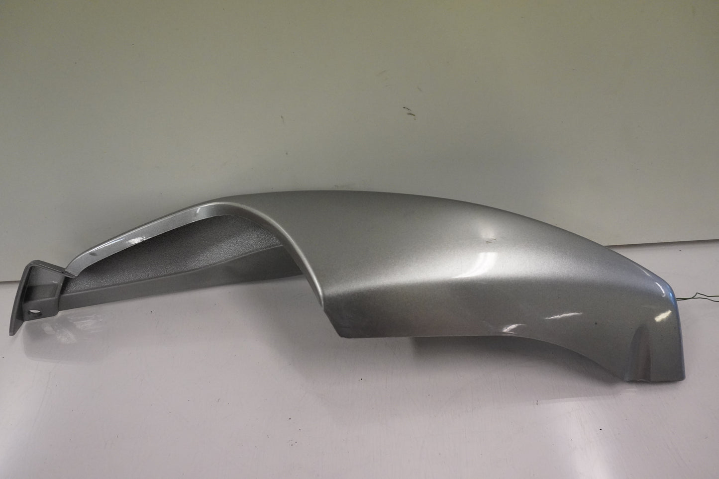 Framsidan på Bakvinge från en Kawasaki Versys 650 -2007 motorcykel.