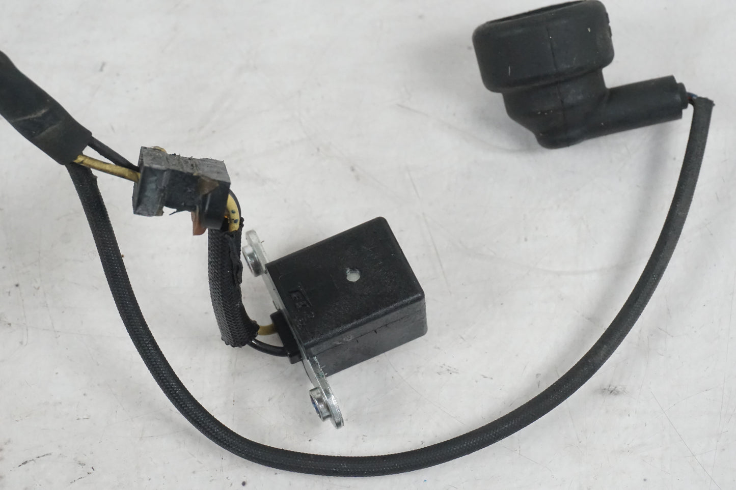 Baksidan på Tändpickup från en Kawasaki Z 800 -2014 motorcykel.