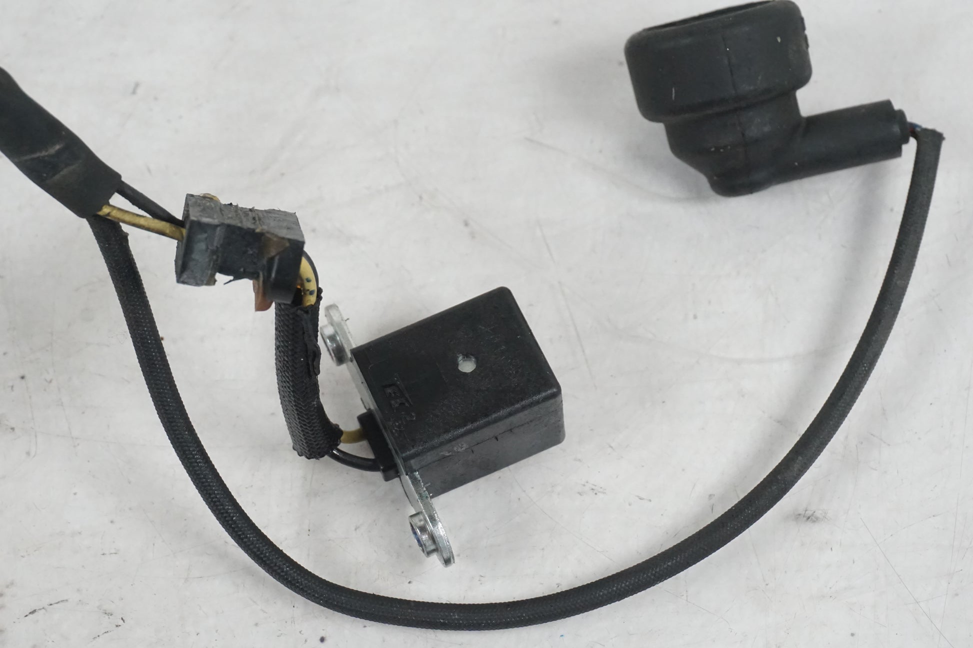 Baksidan på Tändpickup från en Kawasaki Z 800 -2014 motorcykel.