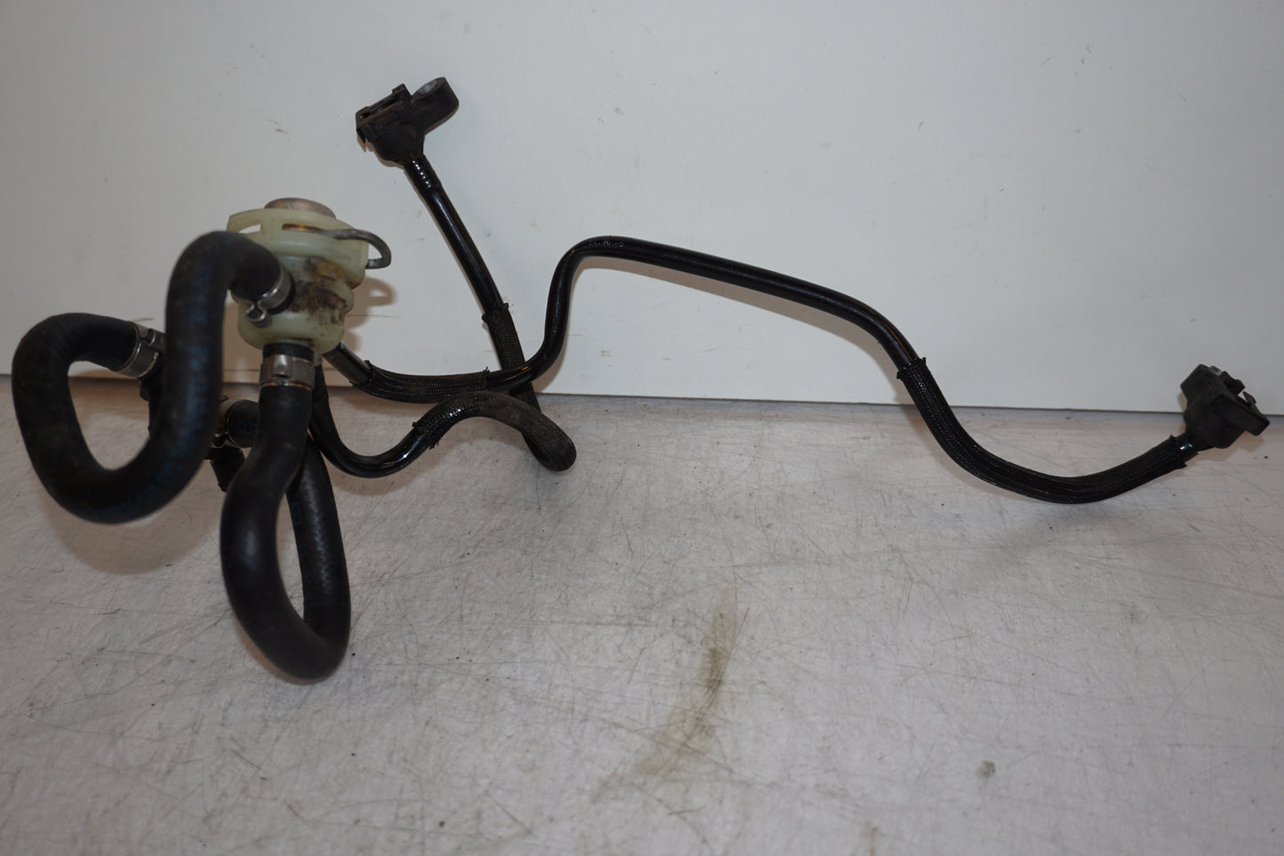 Framsidan på Bensinledning från en BMW R 1200 R -2007 motorcykel.