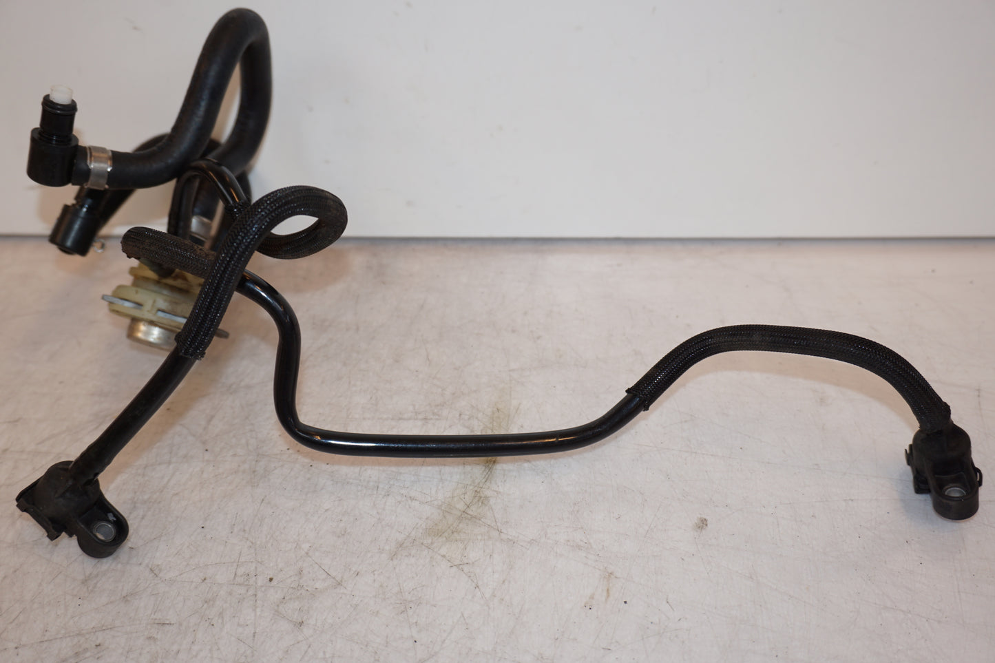 Baksidan på Bensinledning från en BMW R 1200 R -2007 motorcykel.