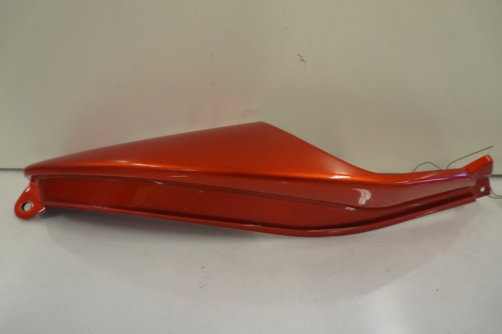 Framsidan på Bakvinge från en Kawasaki Versys 650 -2007 motorcykel.