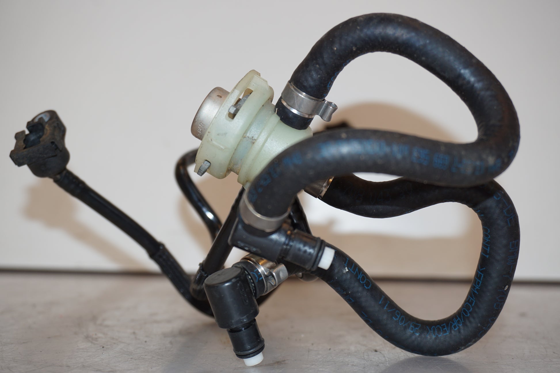 Vänster sida på Bensinledning från en BMW R 1200 R -2007 motorcykel.