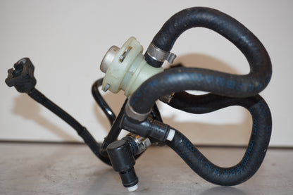 Vänster sida på Bensinledning från en BMW R 1200 R -2007 motorcykel.