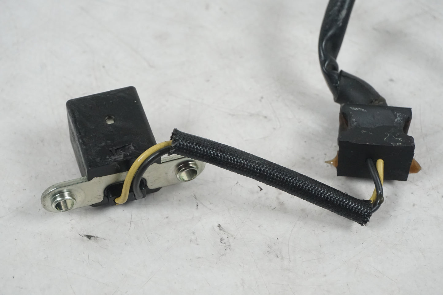 Baksidan på Tändpickup från en Kawasaki VN 900 -2008 motorcykel.