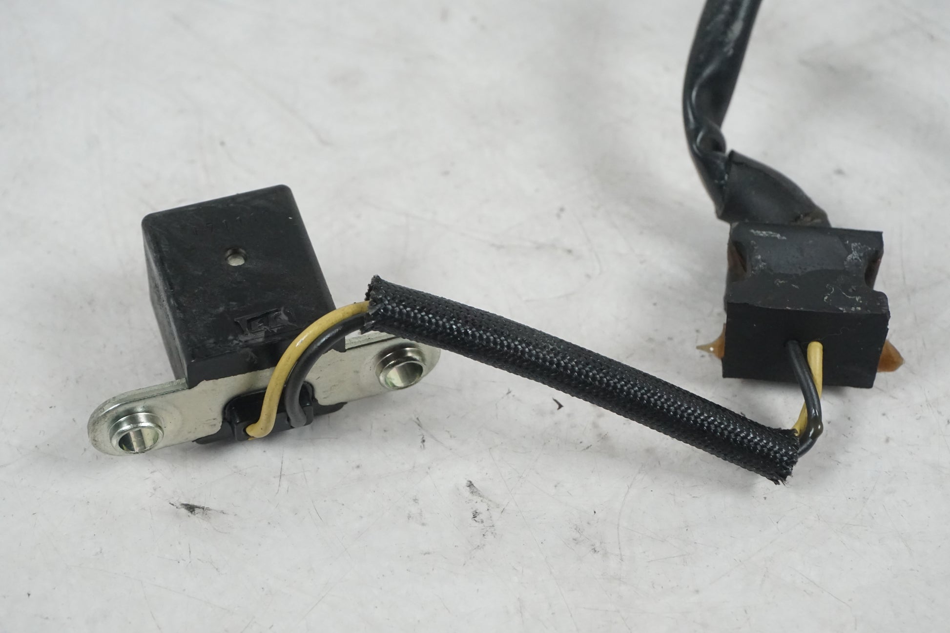 Baksidan på Tändpickup från en Kawasaki VN 900 -2008 motorcykel.