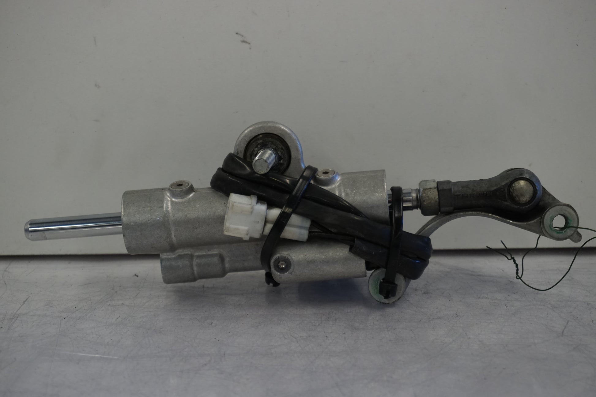 Baksidan på Styrdämpare från en Yamaha YZF 1000 R1 -2009 motorcykel.