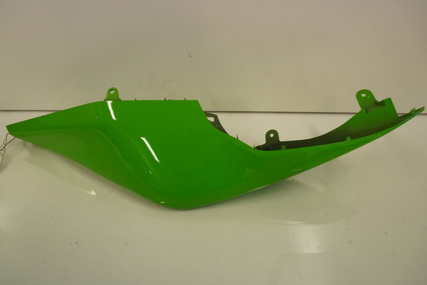 Framsidan på Bakvinge från en Kawasaki ZX-10R -2009 motorcykel.