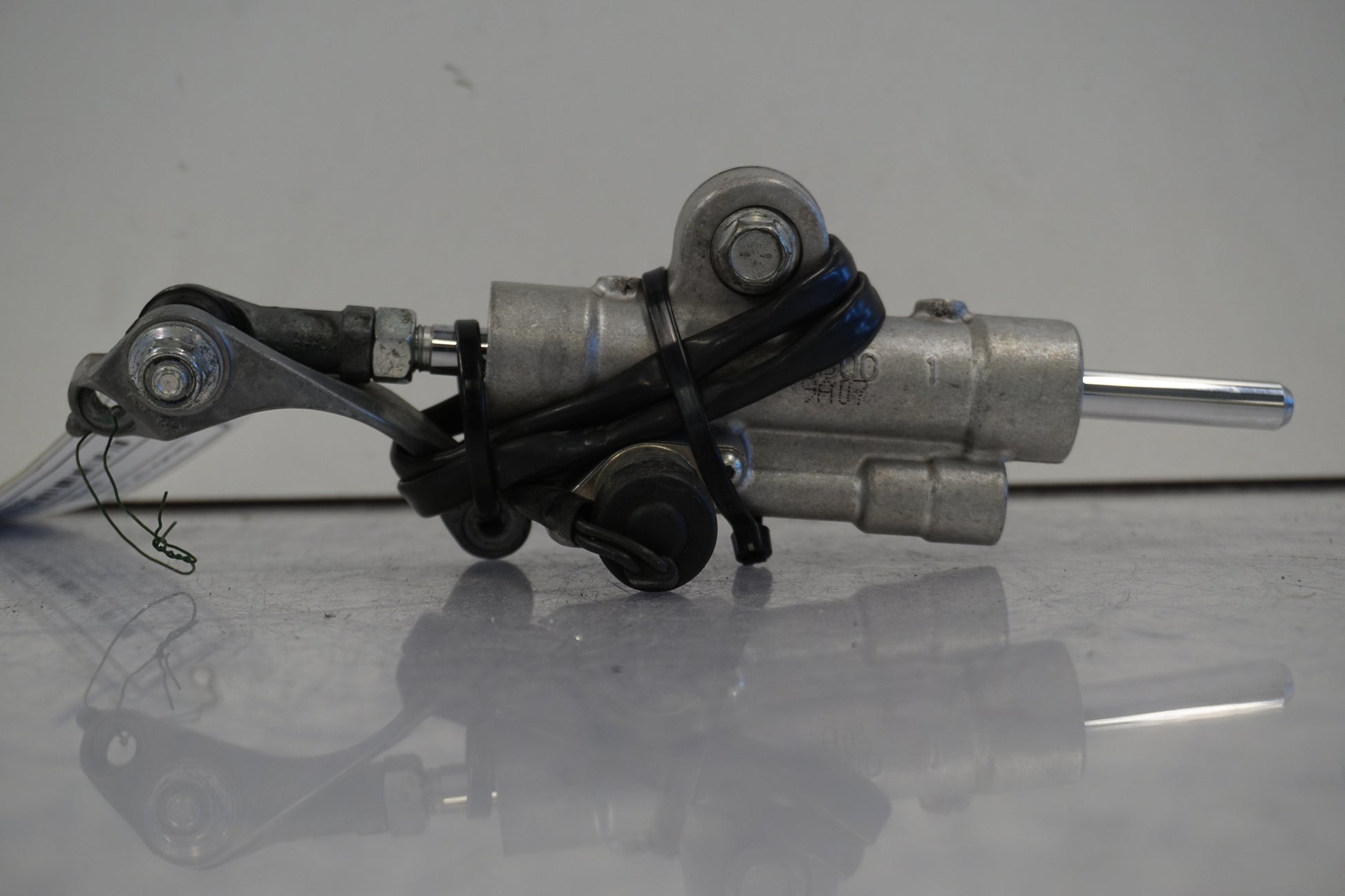 Vänster sida på Styrdämpare från en Yamaha YZF 1000 R1 -2009 motorcykel.