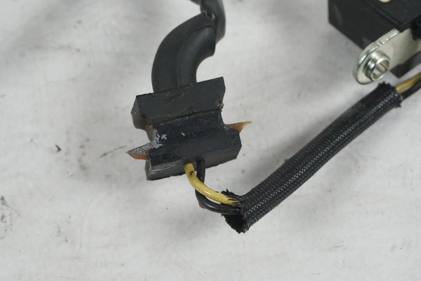 Snett nerifrån på Tändpickup från en Kawasaki VN 900 -2008 motorcykel.