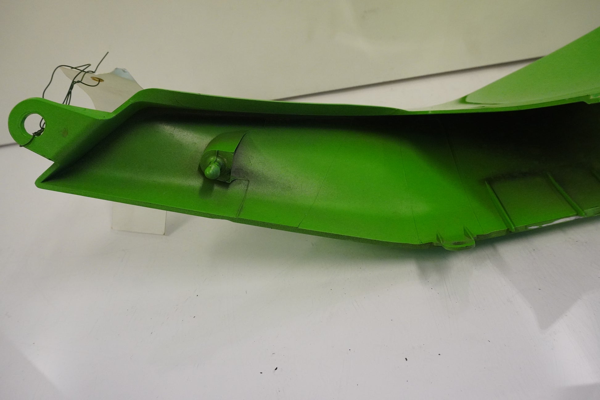 Höger sida på Bakvinge från en Kawasaki ZX-10R -2009 motorcykel.