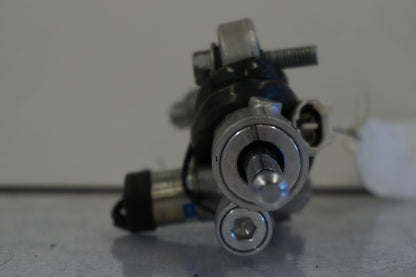 Snett uppifrån på Styrdämpare från en Yamaha YZF 1000 R1 -2009 motorcykel.