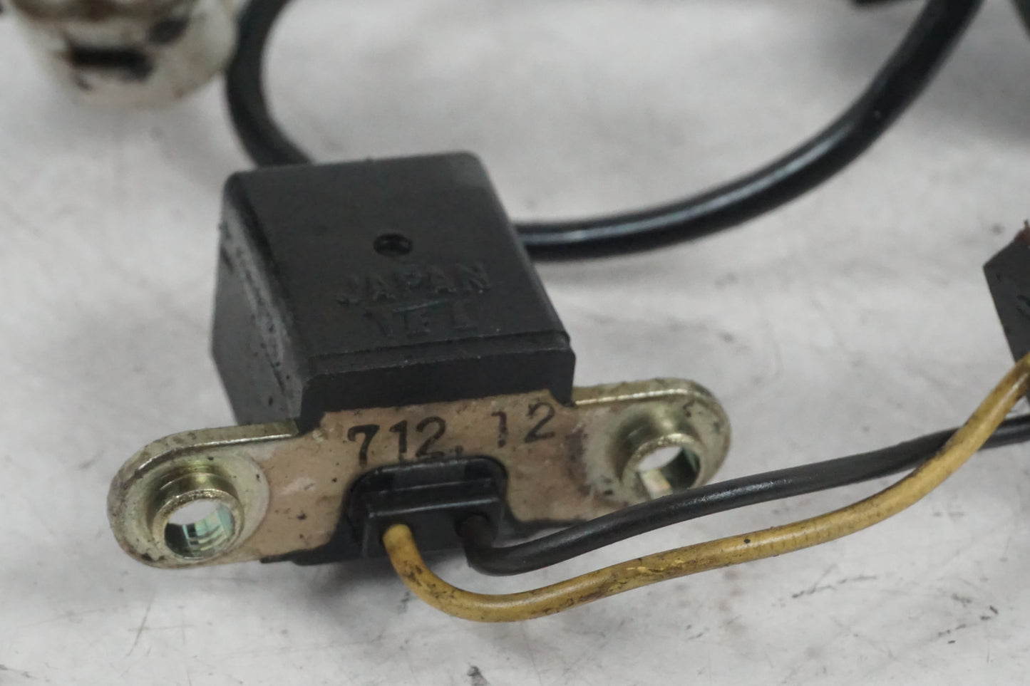 Baksidan på Tändpickup från en Kawasaki ZX-9R -1998 motorcykel.