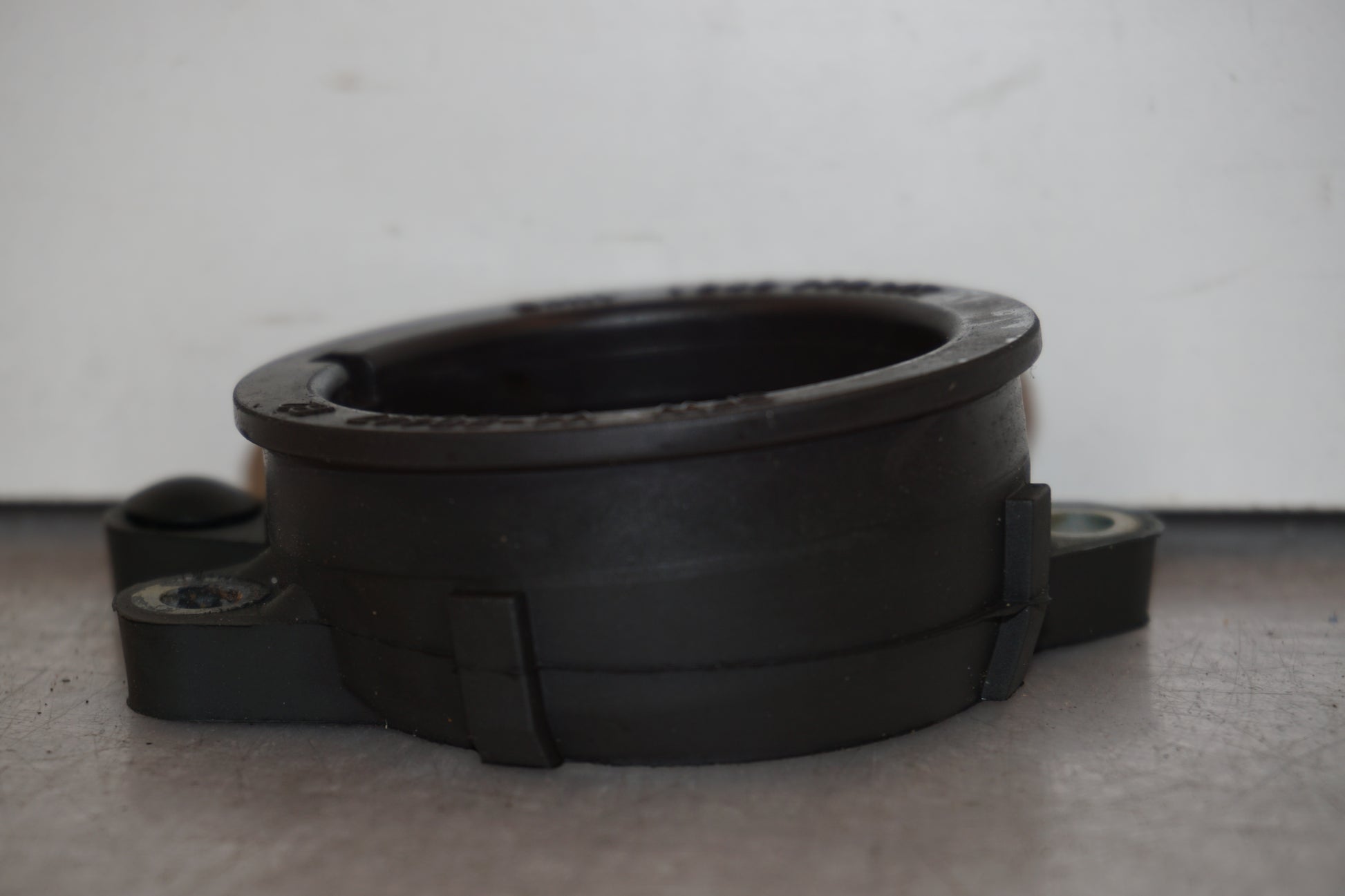 Vänster sida på Insug från en BMW R 1100 S -2003 motorcykel.