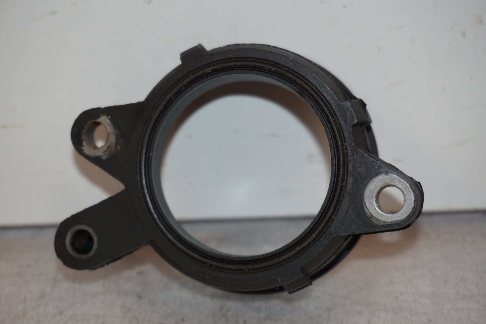 Snett nerifrån på Insug från en BMW R 1100 S -2003 motorcykel.