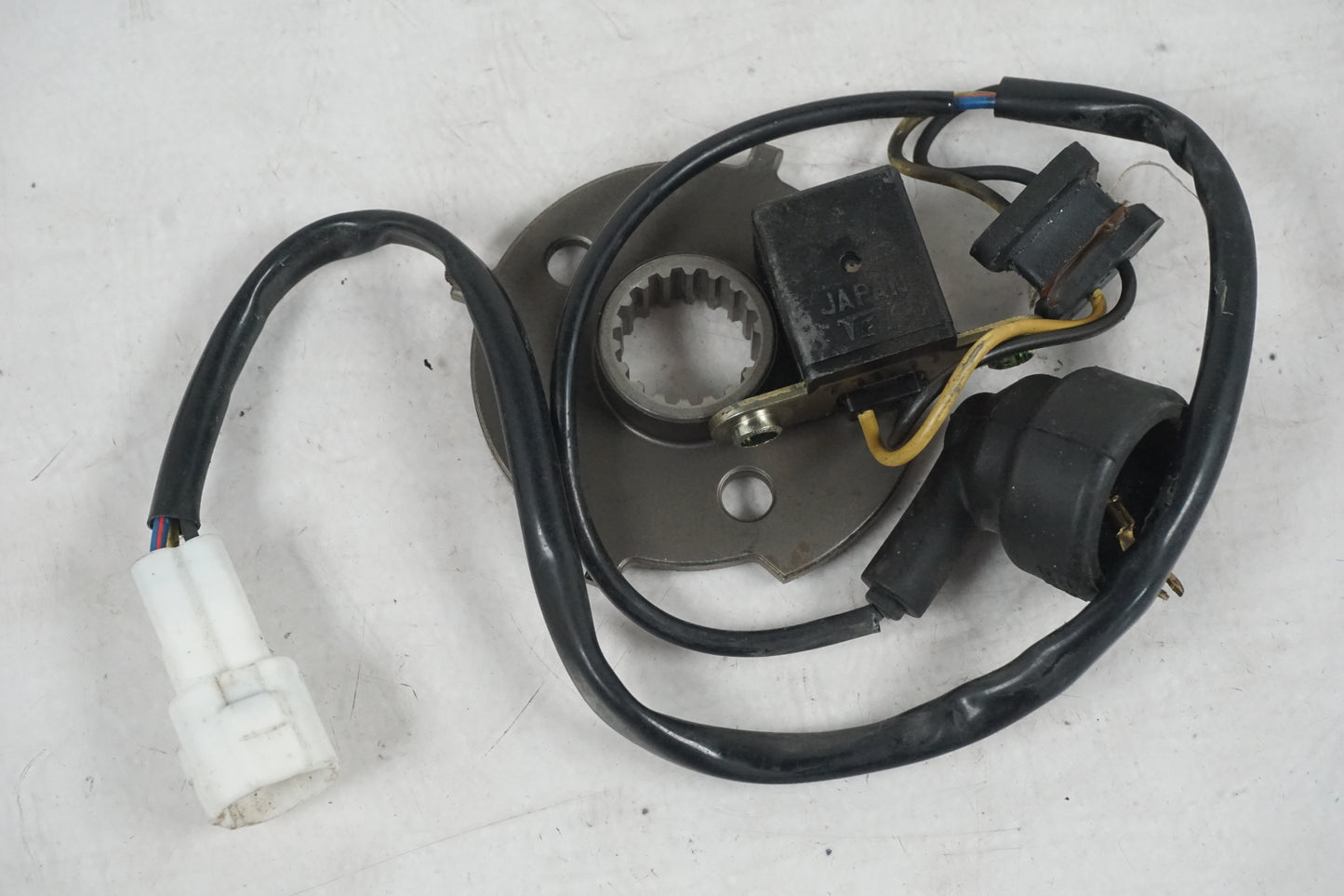 Framsidan på Tändpickup från en Kawasaki ZX-9R -1998 motorcykel.