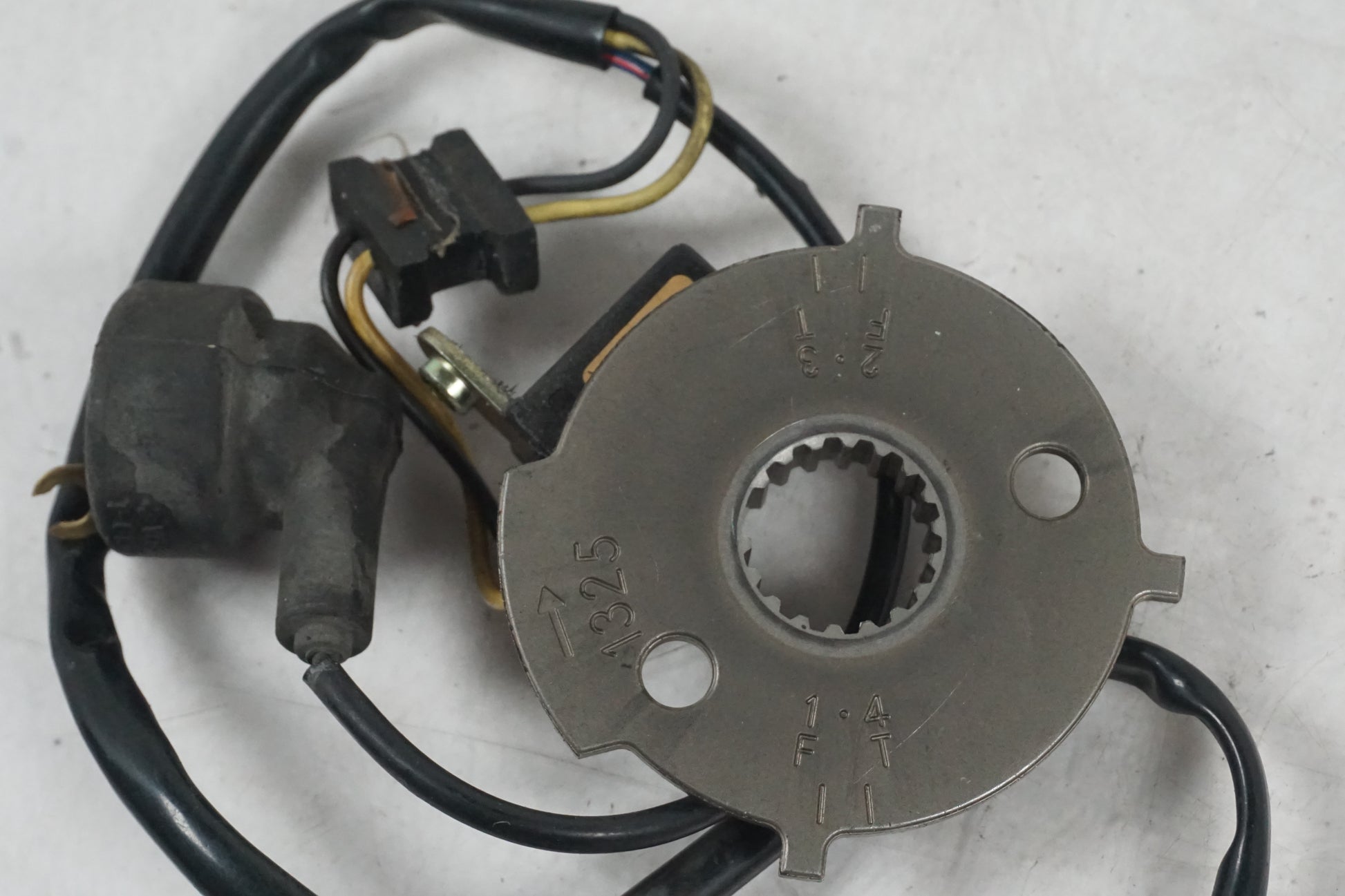 Snett nerifrån på Tändpickup från en Kawasaki ZX-9R -1998 motorcykel.