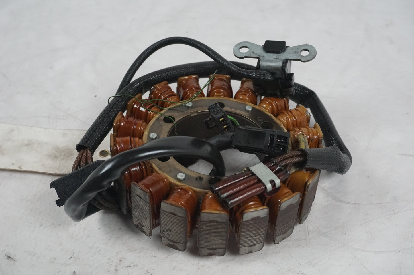 Framsidan på Generator från en Suzuki VL 800 -2004 motorcykel.